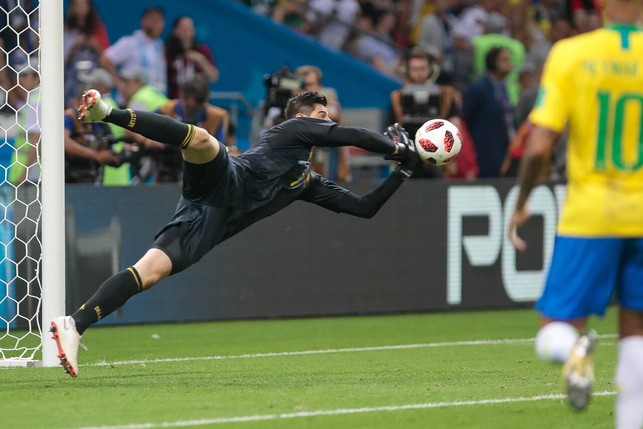 Thibaut Courtois atajando para Bélgica en un partido mundialista