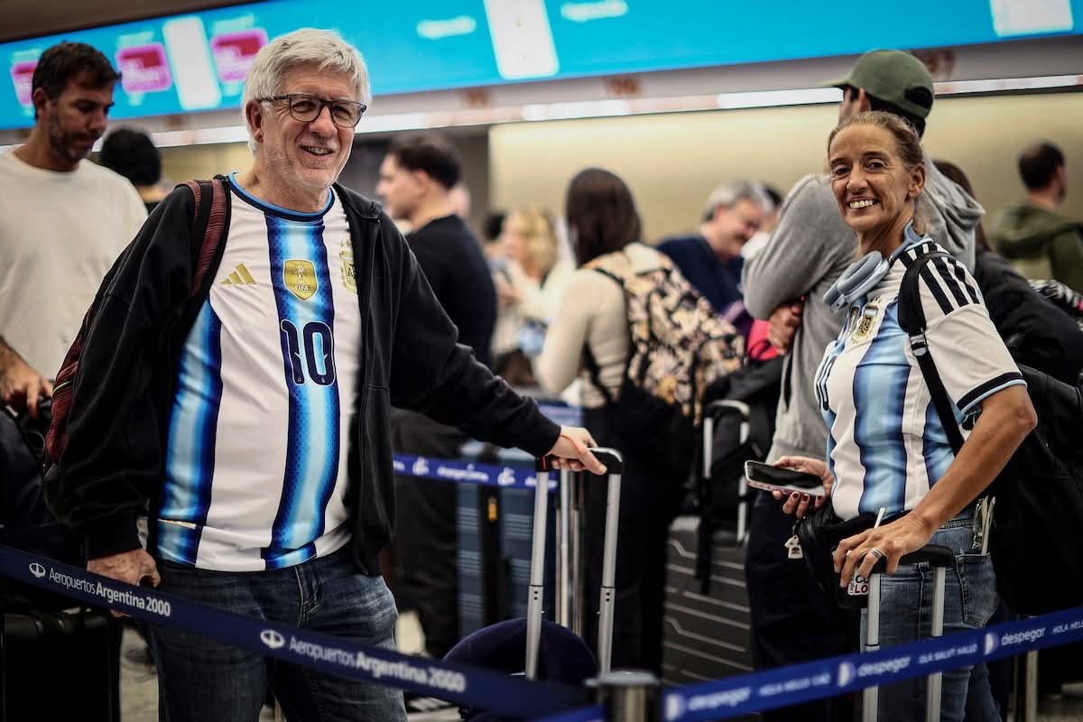 Pareja de hinchas argentinos con camisetas de Messi en el aeropuerto