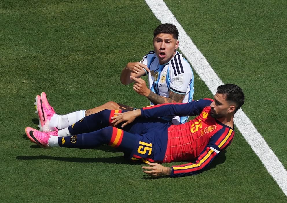 Duelo físico entre España y Argentina en el suelo