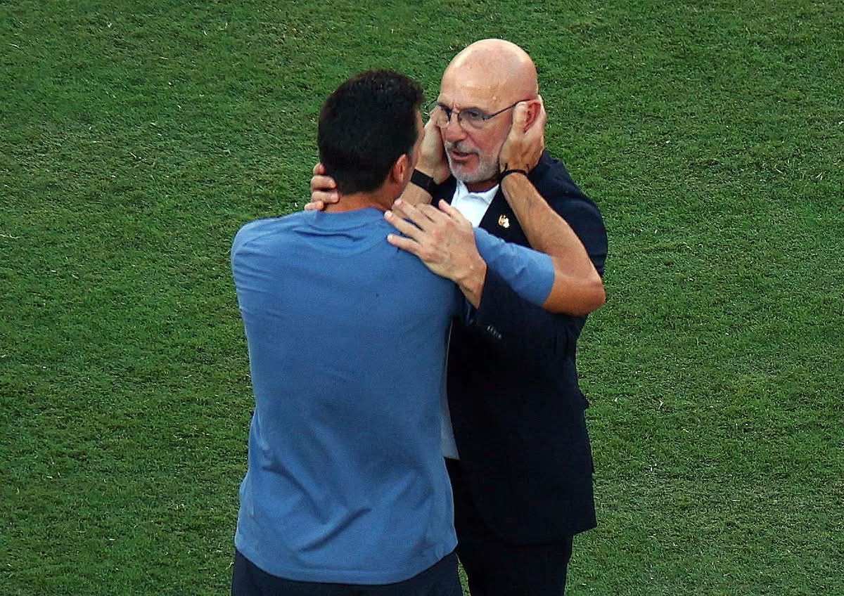 Luis de la Fuente se abraza tras ganar el Mundial