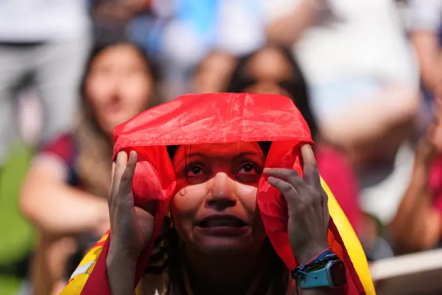Aficionada de España vive la final con emoción bajo la bandera