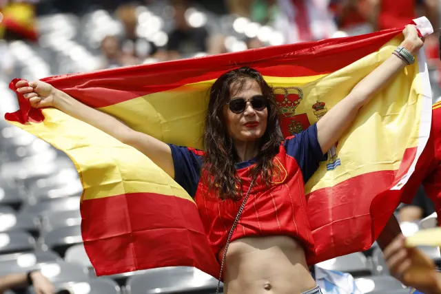 Aficionada de España despliega la bandera en la tribuna