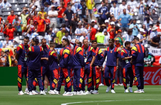 Jugadores de España reunidos en el campo antes de la final