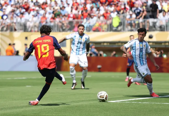 Lamine Yamal conduce el balón ante Argentina en la final