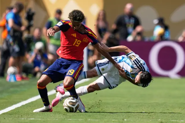 Lamine Yamal encara a la defensa de Argentina en la final