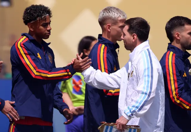 Yamal greets Messi