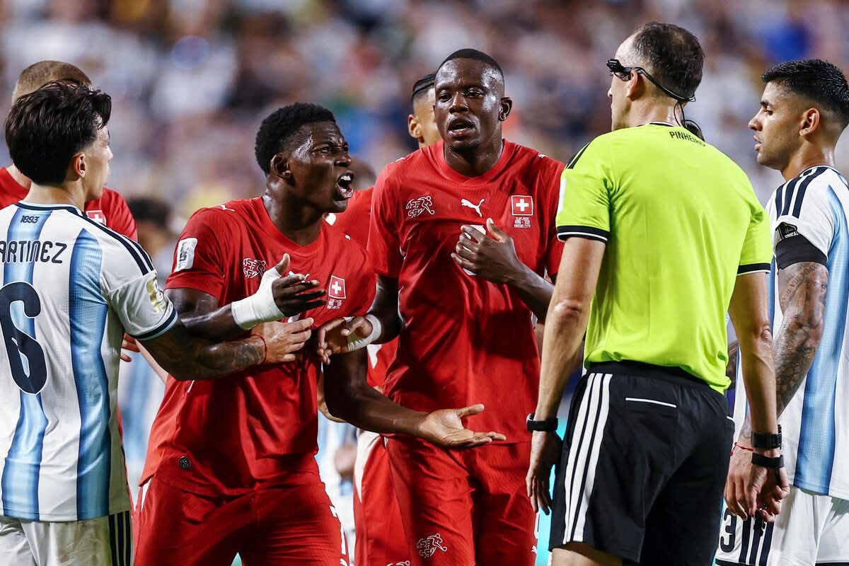 Switzerland players protest to the referee near Argentina's Lautaro Martinez