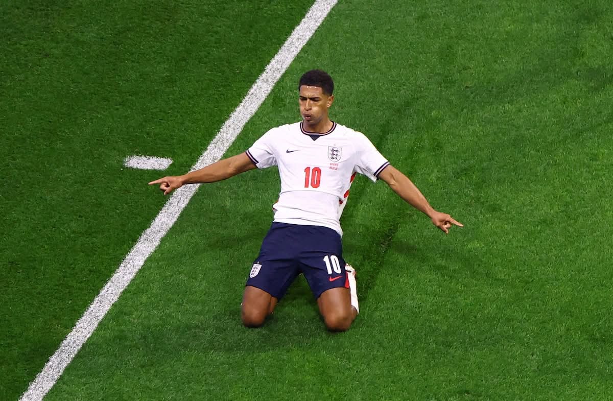 Vista cercana de Jude Bellingham deslizándose de rodillas tras marcar para Inglaterra