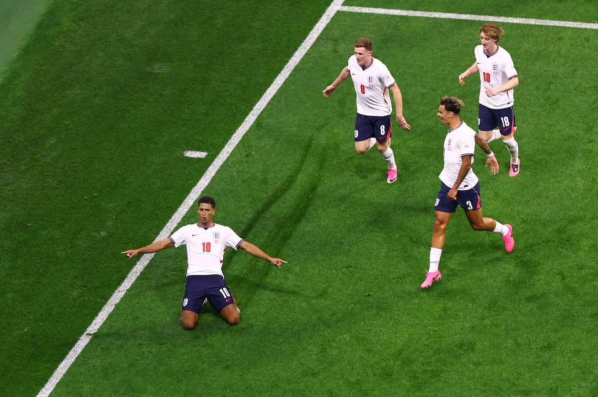 Jude Bellingham se desliza festejando mientras llegan sus compañeros de Inglaterra ante México