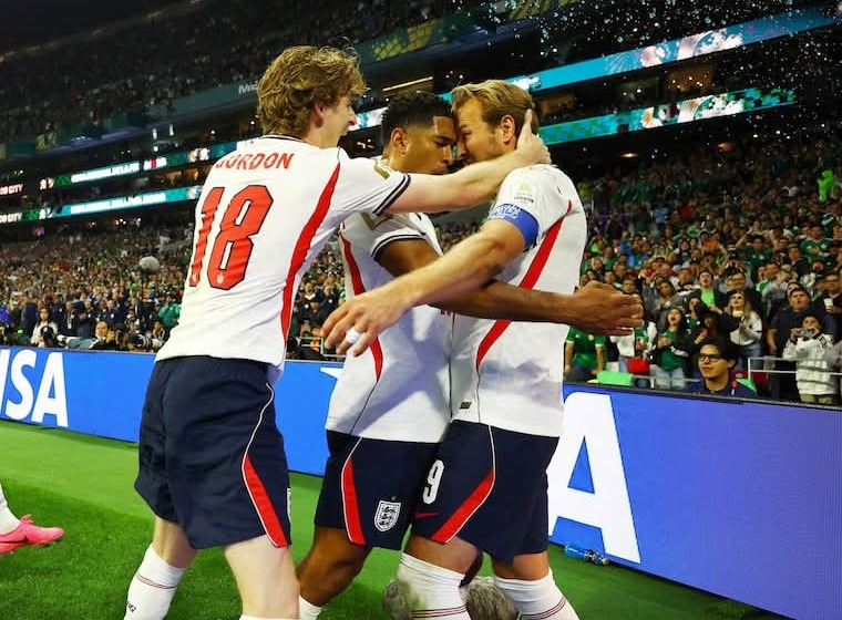Jugadores de Inglaterra festejan cerca del córner tras marcar ante México