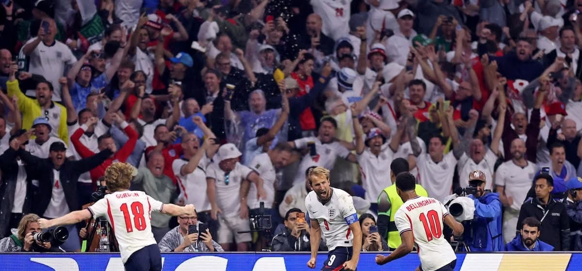 Harry Kane y Jude Bellingham festejan frente a los hinchas de Inglaterra