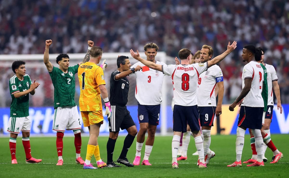Jugadores de Inglaterra reaccionan cerca del árbitro tras el momento de la tarjeta roja ante México