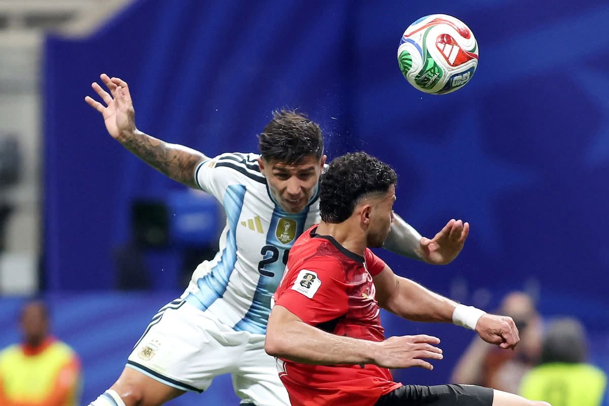 Jugadores de Argentina y Egipto disputan una pelota aérea durante el partido de octavos de final