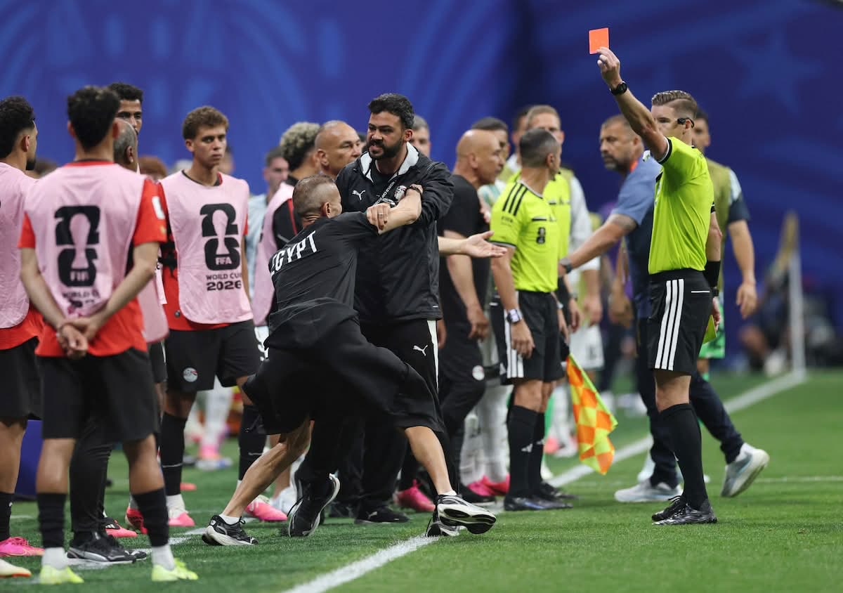 Escena del banco de Egipto mientras se muestra una tarjeta roja tras el partido ante Argentina