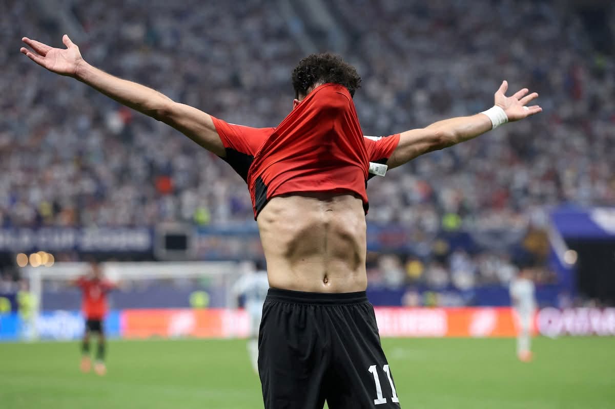 Un jugador de Egipto reacciona con angustia tras la remontada de Argentina