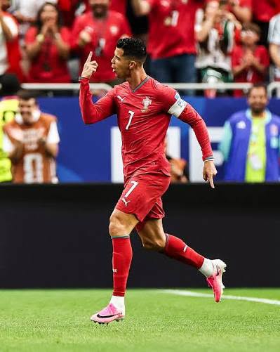 Cristiano Ronaldo hace gestos a la multitud con la camiseta de Portugal
