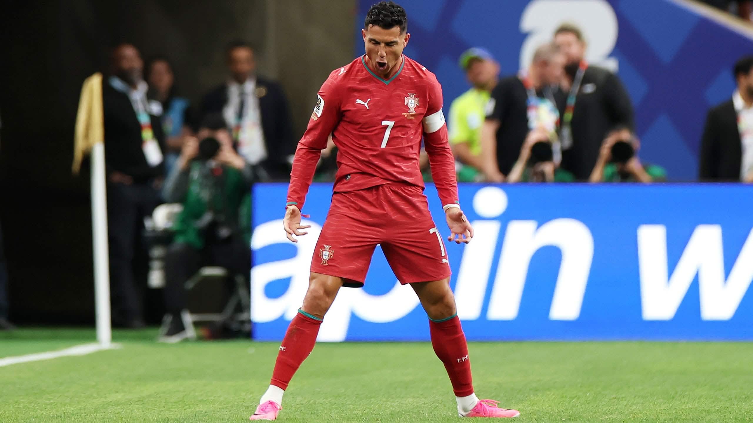 Cristiano Ronaldo con el rojo de Portugal festejando en la cancha