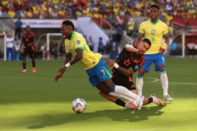 Jugadores de Colombia y Brasil en una foto de acción de un partido sudamericano reciente
