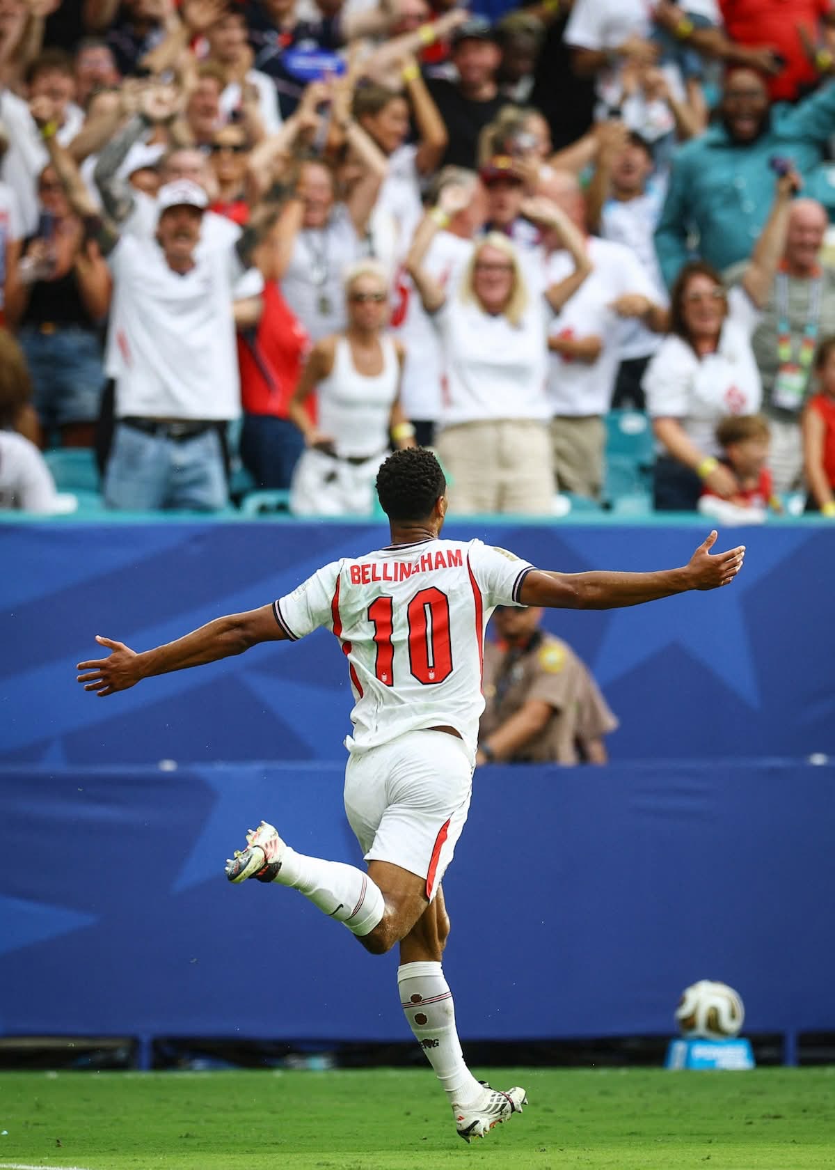 Jude Bellingham celebra un gol de Inglaterra