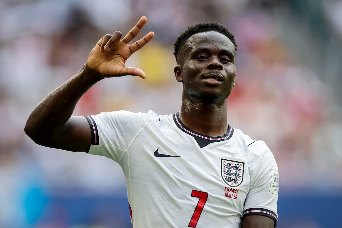 Bukayo Saka celebra su hat-trick ante Francia